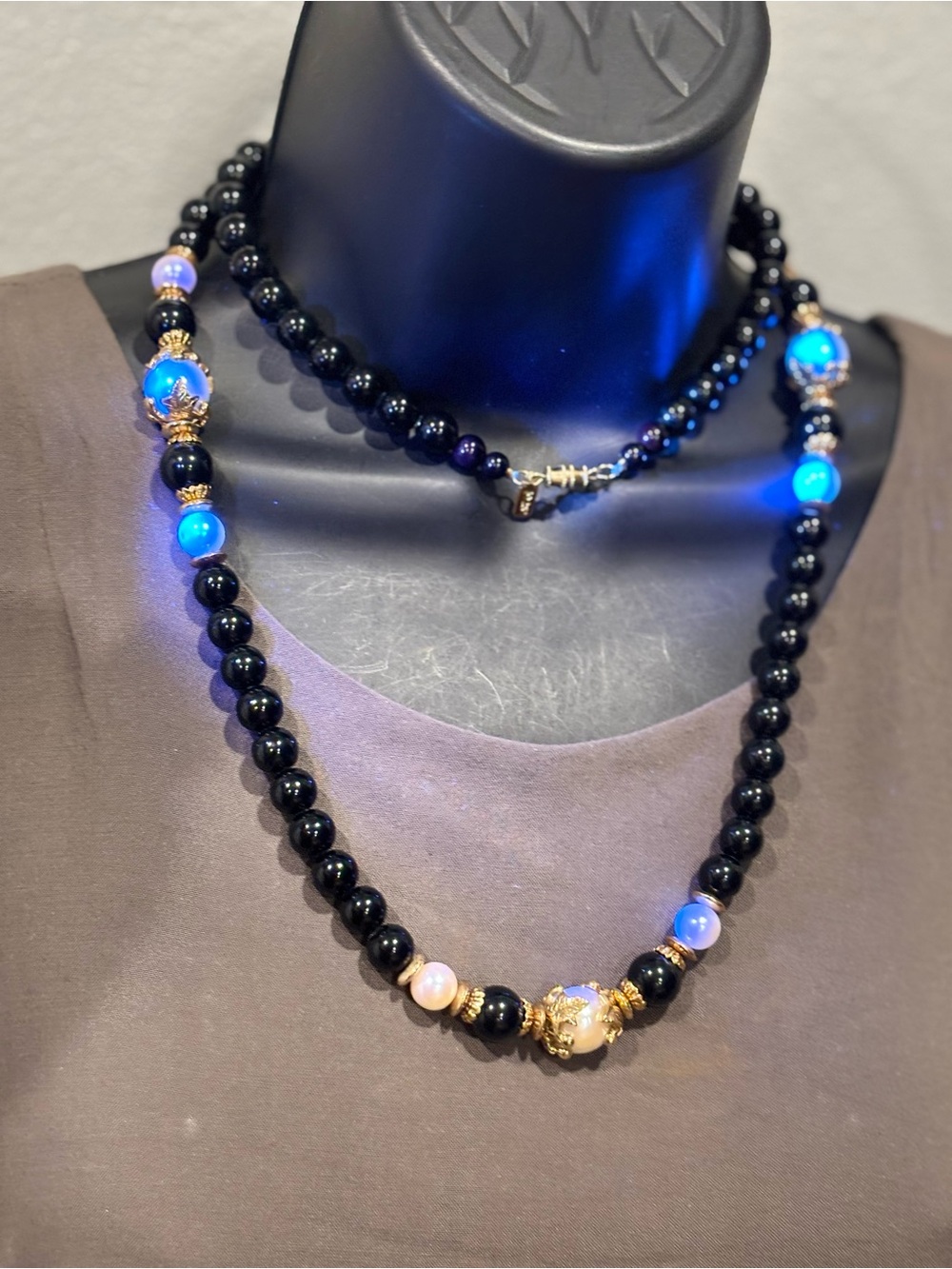 Vintage since 1928 Classic Black Beaded Necklace with Gold-tone pearls Accents